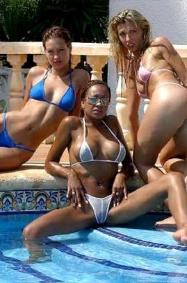 3 babes posing in bikini