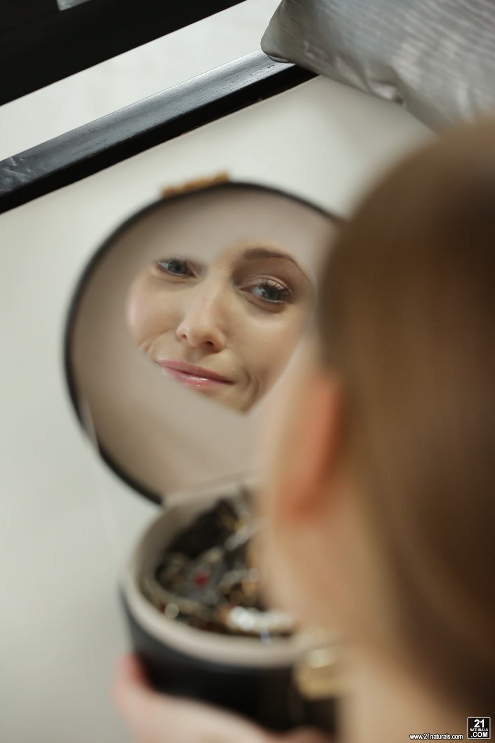 Kira Parvati, Kristof Cale 01